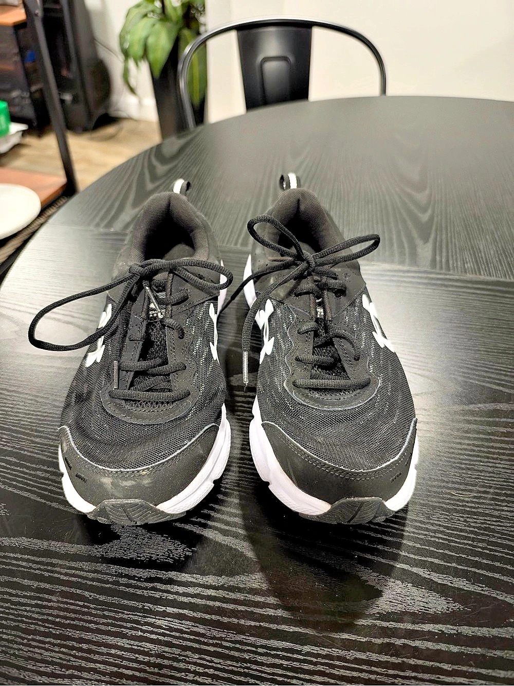 Under Armour Charged Assert Black & White US 9.5 Athletic Shoes